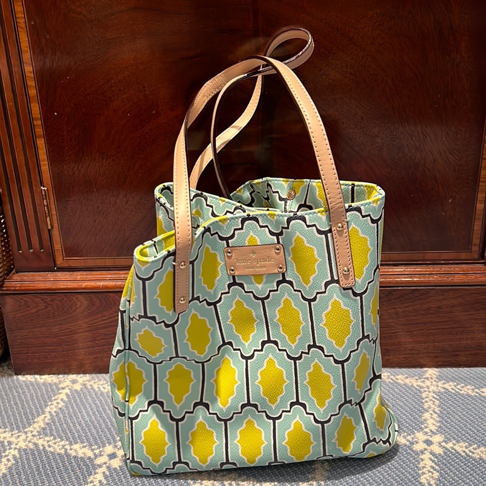 Kate Spade tote. Great condition.